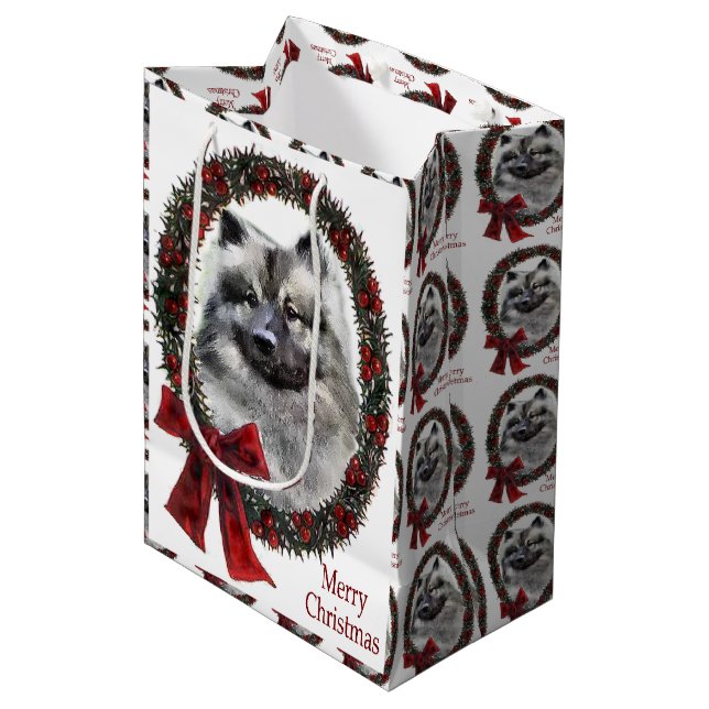 Keeshond Christmas Mittlere Geschenktüte (Vorderseite Schrägansicht)