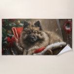 keeshond Dog Christmas Festive Strandtuch<br><div class="desc">Ideal für Hundeliebhaber und Hundemütter. Dieses festliche Thema vereint die Freude und den Geist der Saison mit spielerischen und liebenswerten kaninischen Illustrationen, die mit Urlaubsszakenten verziert sind. Ideal als Geschenk für Hundefreunde, die eine charmante Touch zu Weihnachtsdekor und Geschenken hinzufügen. Feiern Sie die Saison mit einem Design, das die Bindung...</div>