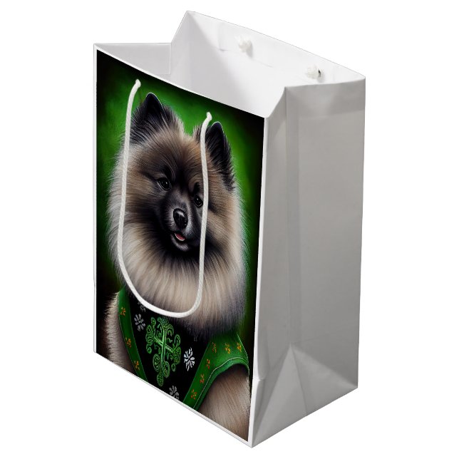 Keeshond Dog in St. Patrick's Day Dress Mittlere Geschenktüte (Vorderseite Schrägansicht)