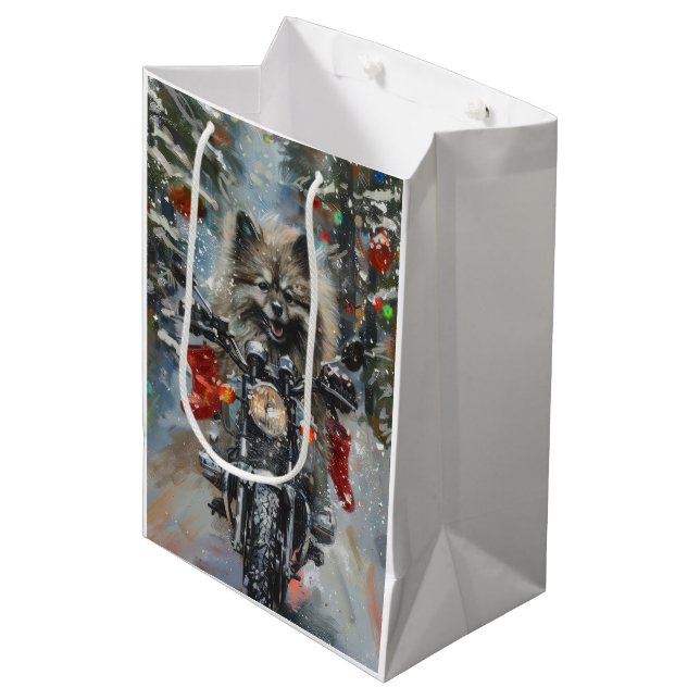 Keeshond Dog Riding Motorrad Weihnachten Mittlere Geschenktüte (Vorderseite Schrägansicht)