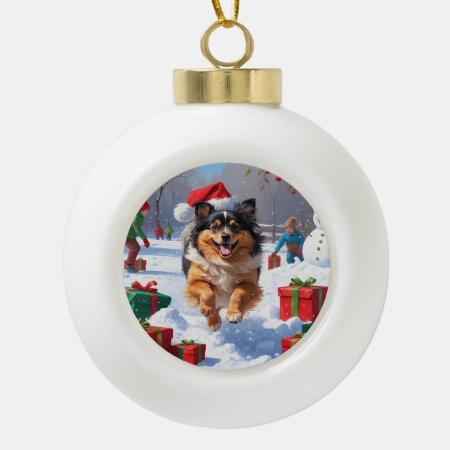 Keeshond Hund läuft im Schnee mit Weihnachtshut Keramik Kugel-Ornament (Vorderseite)