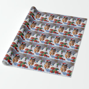 Keeshond-Hund läuft im Schnee mit Weihnachtsmütze Geschenkpapier