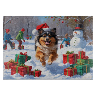 Keeshond-Hund läuft im Schnee mit Weihnachtsmütze Schneidebrett