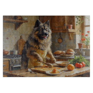 Keeshond Kochen in der Küche Schneidebrett