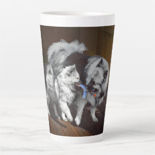 Keeshond Playtime Malerei - Niedliche Original Dog Milchtasse