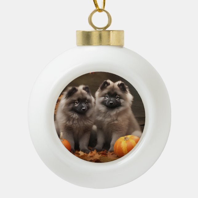 Keeshond Puppy Autumn Delight Pumpkin Keramik Kugel-Ornament (Vorderseite)