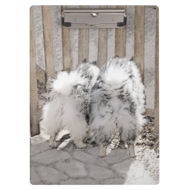 Keeshonds at Gate Painting - Original Dog Art Klemmbrett (Vorderseite)