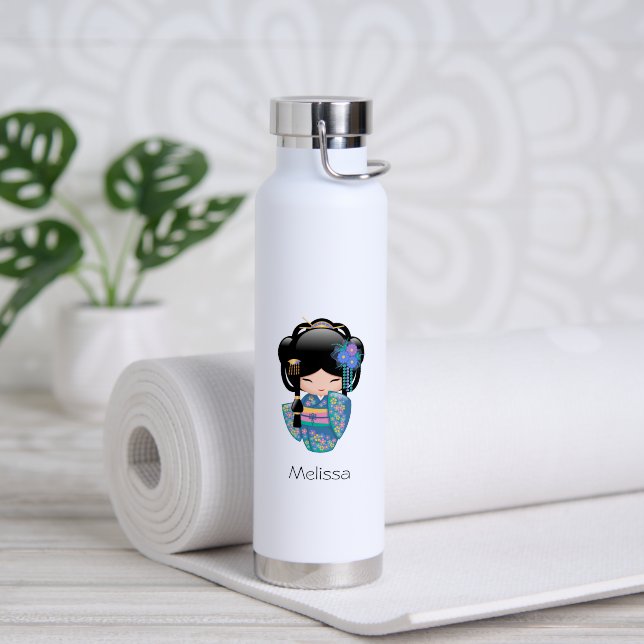 Keiko Kokeshi Doll - Blue Kimono Geisha Girl Trinkflasche (Yoga (gedreht))
