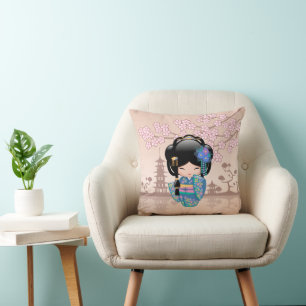 Keiko Kokeshi-Puppe - Geisha-Mädchen im blauen Kim Kissen