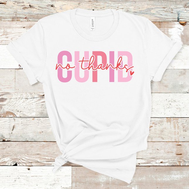 Kein Dank an Cupid Funny Individuelle Name Valenti T-Shirt (No Thanks Cupid Funny Custom Name Valentine's Day T-Shirt on a wooden table)