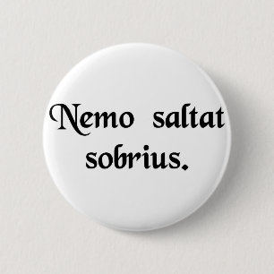 Kein Mann tanzt nüchternes Button