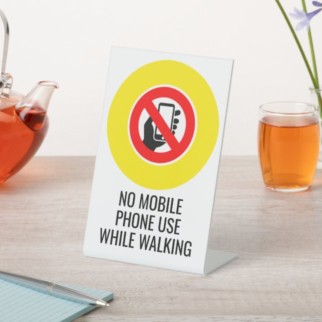 KEIN MOBILTELEFON WÄHREND DES GEHENS SOCKELSCHILD (In SItu)