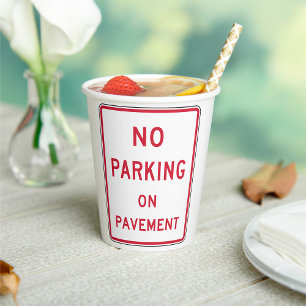 Kein Parken auf dem Straßenverkehrszeichen Pappbecher