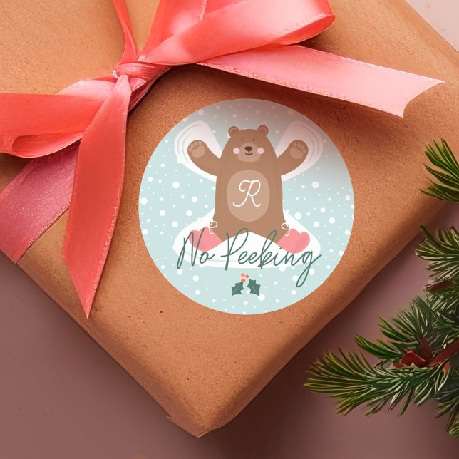 Kein Peeking Niedlicher Waldbärenschneegel Runder Aufkleber (No Peeking Cute Woodland Bear Snow Angel Classic Round Sticker)