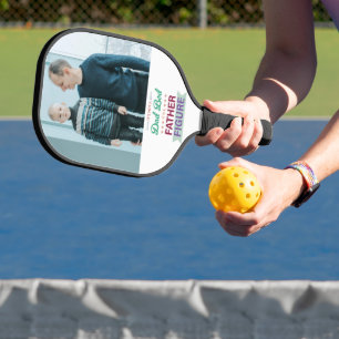Kein Vater, es ist ein Typografie-Vaterfigur Pickleball Schläger