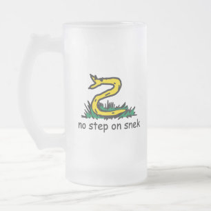 Keine Stufe auf Snek-Memes Gadsden-Parodie SnekRig Mattglas Bierglas