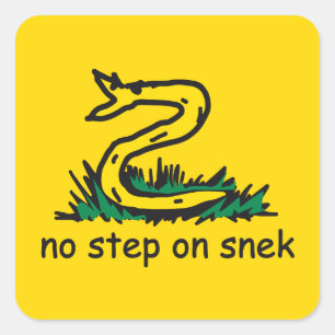 Keine Stufe auf Snek-Memes Gadsden SnekRight gelb Quadratischer Aufkleber