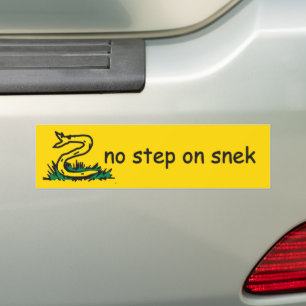 Keine Stufe für Snek Memes Gadsden SnekRechts gelb Autoaufkleber