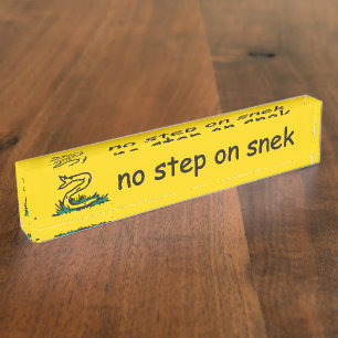 Keine Stufe für Snek Memes Gadsden SnekRechts gelb Namensplakette