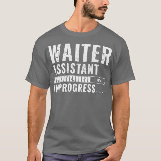 Kellnerassistent bei der Ausbildung des künftigen  T-Shirt