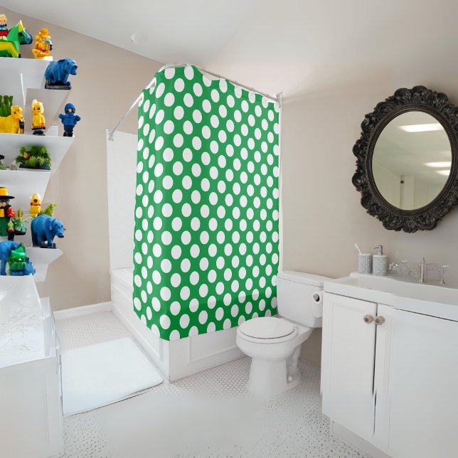 Kelly Green: Grosses weißes Polka Dot Pattern Duschvorhang (Von Creator hochgeladen)