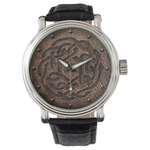 Keltische Knotendunkelheit geprägt auf lederner Armbanduhr