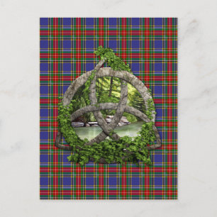 Keltischer Dreiheits-Knoten und Clan-MacbethTartan Postkarte