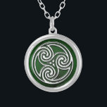 Keltischer Knoten Triskelion irische grüne Versilberte Kette<br><div class="desc">Keltischer Knoten Triskelion irische grüne Halskette. Eine schöne keltische oder irische themenorientierte Halskette, die einen grünen Hintergrund und keltisches ein Knoten triskelion in der Mitte kennzeichnet. Ein großes Stück irischer Schmuck für irgendeine Frau oder Mann. Macht ein großes Brautjungferngeschenk für Ihre irische gälische Hochzeit oder gerade als Geschenk im Allgemeinen...</div>