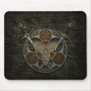 Keltisches Schild und Schwerter Mousepad