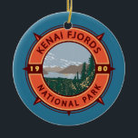 Kenai Fjords Nationalpark Retro Kompass Emblem Keramik Ornament<br><div class="desc">Kenai Fjords Vektorgrafik Design. Der Park ist ein amerikanischer Nationalpark,  der das Harding Icefield,  seine überfluteten Gletscher,  Küstenfjorde und Inseln unterhält.</div>