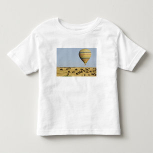 Kenia, Masai Mara. Touristen fahren Heißluftballon Kleinkind T-shirt