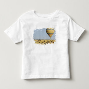 Kenia, Masai Mara. Touristen fahren Heißluftballon Kleinkind T-shirt