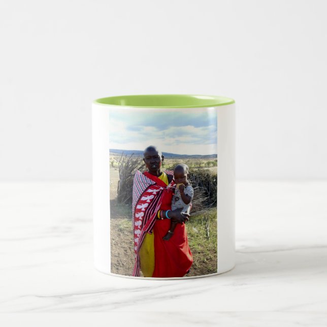 Kenianische Mutter und Kind in Kenia Zweifarbige Tasse (Mittel)
