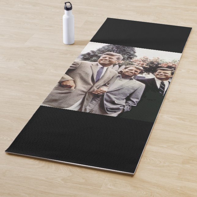 Kennedy Brothers, Präsident John, Robert & Ted Yogamatte (Beispiel)