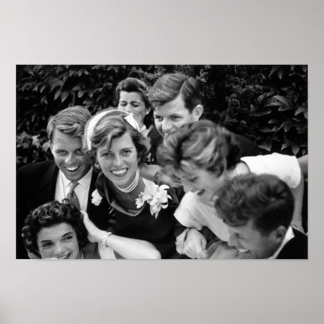 Kennedy Family Embracing bei Hochzeiten Poster (Vorne)