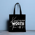 Kennen Sie Ihr Motivierend Zitat<br><div class="desc">Know Your Worth Inspirational Motivierend Quote Tragetaschen bietet moderne kalligraphische weiße Skripte mit dem lustigen positiven Sprichwort "Kennen Sie Ihren Wert dann Steuern hinzufügen". Von Evco Studio entworfen www.zazzle.com/store/evcostudio</div>