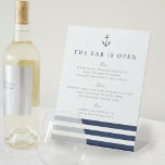 Kennzeichen des Nautic Anchor Wedding Bar Menu Sockelschild<br><div class="desc">Dieses elegante Küstenschild,  das auf unsere Hochzeitskollektion "Nautical Mix" abgestimmt ist,  eignet sich hervorragend,  um Ihre Weine,  Spirituosen und Biersorten an der Bar zu präsentieren. Personalisieren Sie den Header und sechs Textfelder,  die mit einem Trio von nautisch marineblauen Streifen und einem Anker oben geschmückt sind.</div>