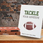 Kennzeichnung von Lebensmitteln | Erstes Jahr Fußb Sockelschild<br><div class="desc">Machen Sie sich mit unserem Football-Inspiriert Table Top Sign bereit, um Ihren Appetit zu stillen - eine spielerische Ergänzung, die perfekt das "First Year Down"-Fest ergänzt, inspiriert von der aufregenden Welt des amerikanischen Fußballs. Dieses Schild ist nicht nur eine Dekoration, sondern eine einladende Einladung zum Verweilen und Genießen. Dieses durchdachte...</div>