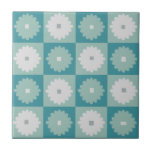 Keramik der modernen geometrischen Blume Mitte des Fliese<br><div class="desc">Diese moderne Keramik Blume Tile aus dem Mittelalter ist ein modernes Aushängeschild der Botanik! Dieses whimsical Aqua und aquamarine Schachbrett-Design hat abwechselnd Mod-Blume von Aqua und Taube grau auf jedem Platz. Die Blume der Taube sind dunkelgraue viereckige Zentren, und die Aqua-Blume haben graue Zentren. Es wird Sie daran erinnern, in...</div>