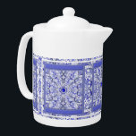 Keramik Lace Blue of Greece<br><div class="desc">Der Spitzendruck hat zu einem Keramik-Effekt für dieses feine Muster mit einigen Inlays von Perlen oder Cabochons (gezeichnet) hinzugefügt. Hier in Blau von Griechenland (eine berühmte Farbe in den griechischen Kykladen), dieses Muster existiert auch in hellgrau, hellblau und schwarz in anderen meiner Sammlungen. Ein fein gefertigter und origineller Stil für...</div>