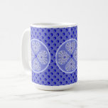 Keramik Lace Blue of Greece Kaffeetasse<br><div class="desc">Der Spitzendruck hat zu einem Keramik-Effekt für dieses feine Muster mit einigen Inlays von Perlen oder Cabochons (gezeichnet) hinzugefügt. Ein fein gefertigter, eleganter und origineller Stil. Hier in Blau von Griechenland (eine berühmte Farbe in den griechischen Zykloaden), dieses Muster existiert auch in hellgrau, hellblau und schwarz in anderen meiner Sammlungen...</div>