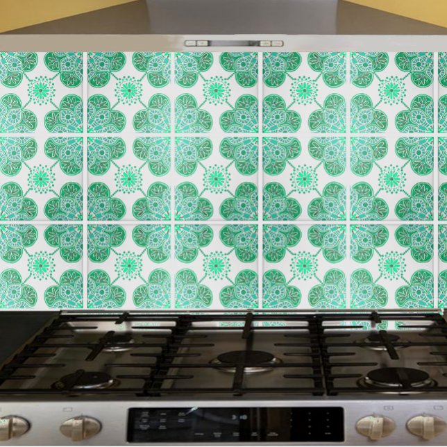 Keramik mit wiederholt grün fliese (Green and white repeating pattern tile shown on a kitchen backsplash.)