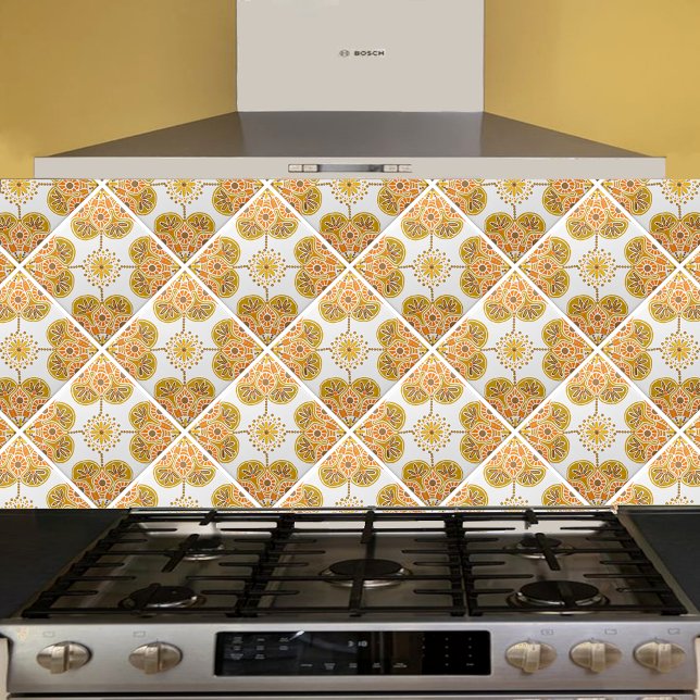 Keramik mit wiederholtem Ocher-Design Fliese (gold and orange  geometric tile shown  on a kitchen backsplash installed  diagonally.)