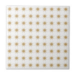 Keramik Tile Fliese<br><div class="desc">Modernes, inspiriertes Design aus der Mitte des Jahrhunderts mit einem einfachen Muster kleiner goldener Sternexplosionen auf weißem Hintergrund. Einfaches, sauberes, modernes, nahtloses Design. Erstellen Sie Ihr eigenes benutzerdefiniertes Muster, indem Sie ein neues Bild hochladen, oder verwenden Sie die Schaltfläche "Nachricht", um Hilfe zu erhalten. So erstellen Sie Ihr eigenes gemustertes...</div>