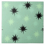 Keramik-Tile für Atomjade und Minze-Sternexplosion Fliese<br><div class="desc">Diese Keramik Tile aus Atomic Jade und Mint Sternexplosionen hat den ganzen modernen Spaß an der Küche Ihrer Großmutter, abzüglich des klebrigen Linoleums. Das kitschige Design ist mit einem Jadehintergrund mit goldenen Fußketten und zufällig platzierten Sternexplosionen in Schwarz, Jade und Minze ausgestattet. Dieses Vintag inspirierte Muster ist Mod genug, um...</div>