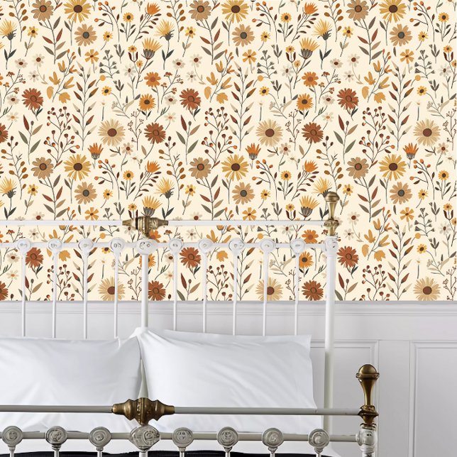 Kerne Braune und gelbe Blüte Tapete (Cottagecore Brown and Yellow Floral Wallpaper behind a white metal bed frame. )