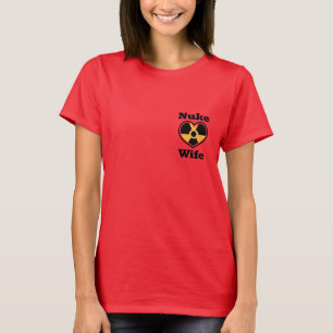 Kernwaffen-Ehefrau-Steamy dunkles T-Shirt