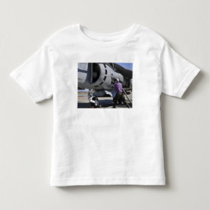 Kerosintechniker befestigt eine Kraftstoffleitung Kleinkind T-shirt