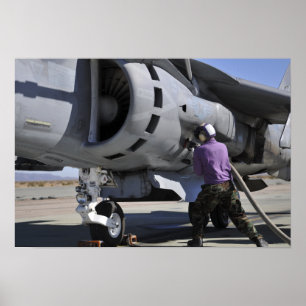 Kerosintechniker befestigt eine Kraftstoffleitung Poster