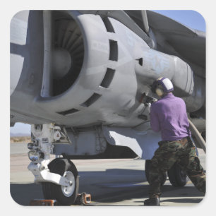 Kerosintechniker befestigt eine Kraftstoffleitung Quadratischer Aufkleber